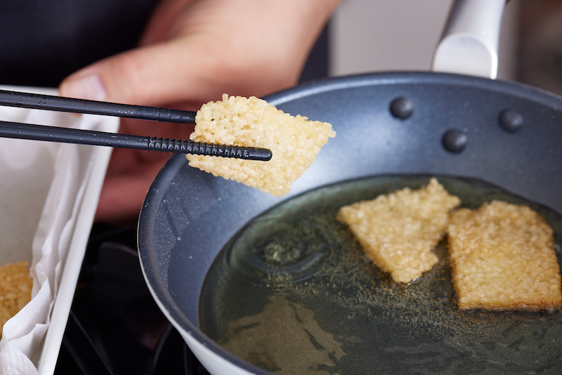 ご飯を揚げる